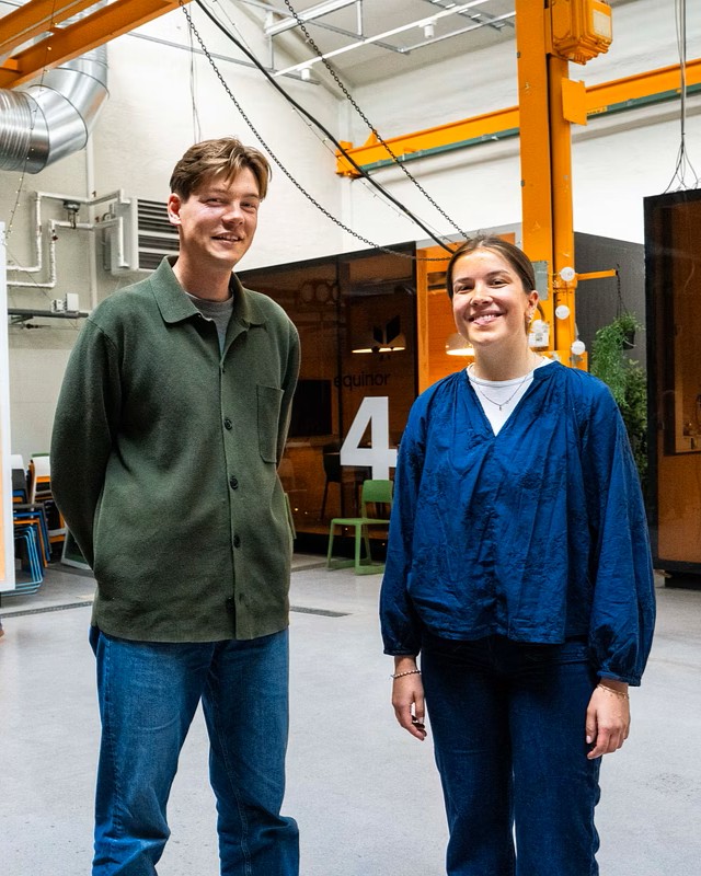 Barn som bruker Comle-telefonen